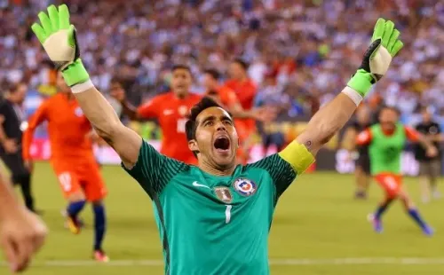 Claudio Bravo ganando la Copa América Centenario (Getty Images)