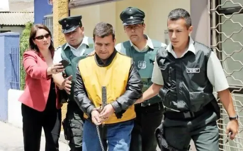 Hugo Bustamante Pérez, el “Asesino del Tambor”, acompañado por gendarmes.
