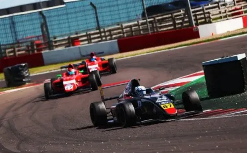 El chileno debutó la semana pasada en la prueba británica, y a partir de este jueves buscará seguir sumando experiencia y puntos.