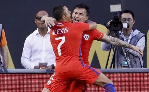 Alexis Sánchez y Charles Aránguiz se verán las caras por los cuartos de final de la Europa League.