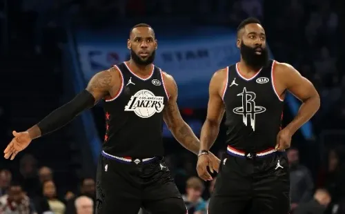 LeBron James y James Harden han compartido varias veces en el equipo de los All Stars, pero este jueves se verán las caras en diferentes extremos de la cancha. (Foto: Getty)
