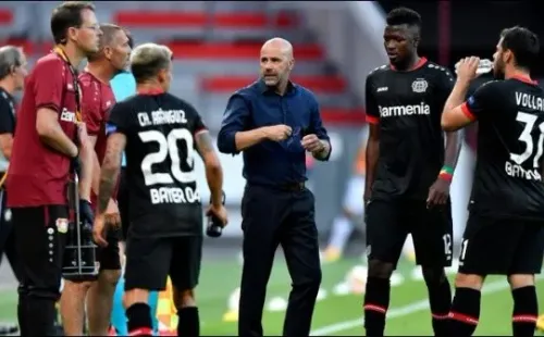 Charles Aránguiz y el DT del Leverkusen, Peter Bosz.