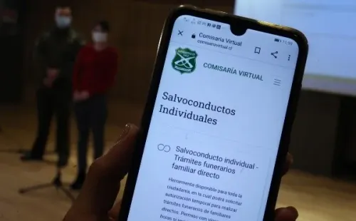 Carabineros entregó más de 2 mil permisos temporales a personas contagiadas con coronavirus, según denunció Contraloría. Foto: Agencia Uno