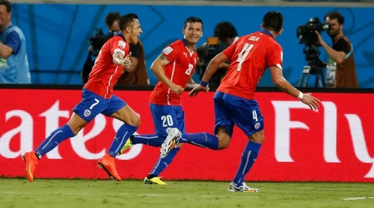 Alexis Sánchez y Arturo Vidal han jugado juntos por la selección chilena, pero en contra sólo una vez, en 2007 (Agencia Uno)