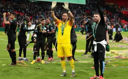 Claudio Bravo festejando con el Manchester City (Getty Images)
