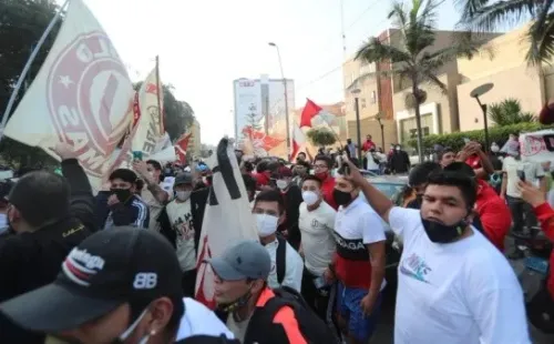 Gente mal portada llegó a hacerle un banderazo a Universitario y provocar la suspensión del fútbol peruano