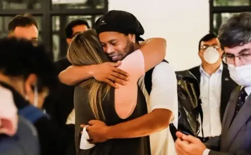 Ronaldinho sale de la cárcel para someterse a la prisión domiciliaria en un hotel de Asunción (EFE)
