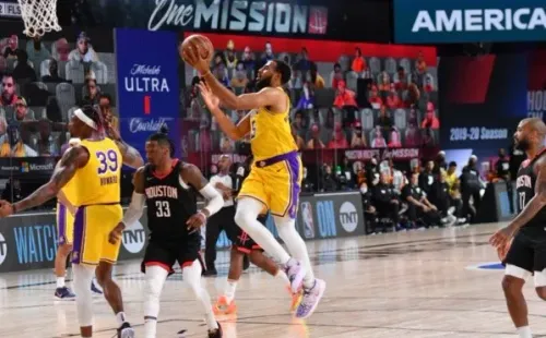 La NBA en Orlando ha destacado por la falta de público. Aunque la tecnología ha intentado reemplazarlos con imágenes virtuales de los seguires del básquetbol. (Foto: Getty)