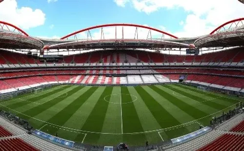 El Estadio Da Luz pertenece al Benfica de Portugal y tiene capacidad para64.642 espectadores. En 2014 recibió la final de la Champions donde el Real Madrid ganó la décima