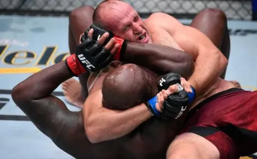 Aleksei Oleiniktuvo la oportunidad para finalizar a Derrick Lewis, pero el estadounidense aguantó el castigo y se terminó llevando la victoria. Foto: Getty Images