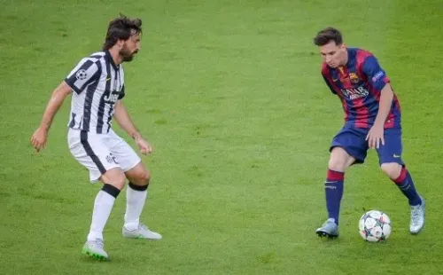 Andrea Pirlo contra Messi en la final de la Champions League de 2015