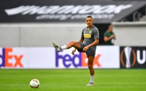 Alexis ya está en Düsseldorf y afina su puntería para el segundo tiempo contra Bayer Leverkusen.