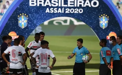 Los árbitros les explican lo sucedido a los jugadores de Sao Paulo, quienes no lo podían creer.