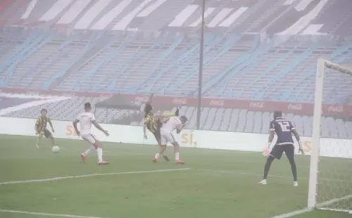 La voladora de Britos sobre Suárez.