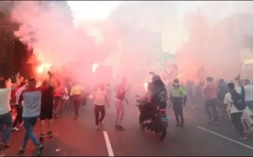 Hinchas de Universitario provocaron la suspensión de la Liga de Perú tras salir a “apoyar” al equipo a las calles saltándose los protocolos sanitarios.