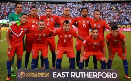 Chile formó esta noche con Claudio Bravo; Mauricio Isla, Gary Medel, Gonzalo Jara, Jean Beausejour; Marcelo Díaz, Charles Aránguiz, Arturo Vidal; José Pedro Fuenzalida, Eduardo Vargas y Alexis Sánchez. (Foto: Getty)