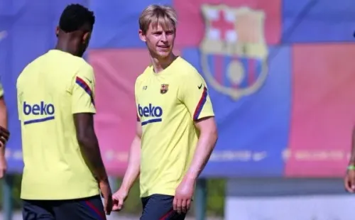 La mano de De Jong sigue hinchada por la picadura de abeja.