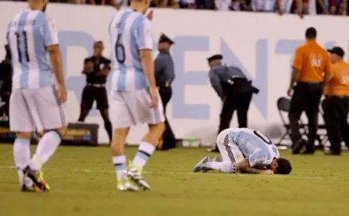 Messi no podía creer que con su penal desperdiciado se le escapaba otra final con la Albiceleste. (Foto: Getty)