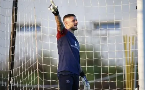 Icardi repartió órdenes como arquero en la práctica del PSG.