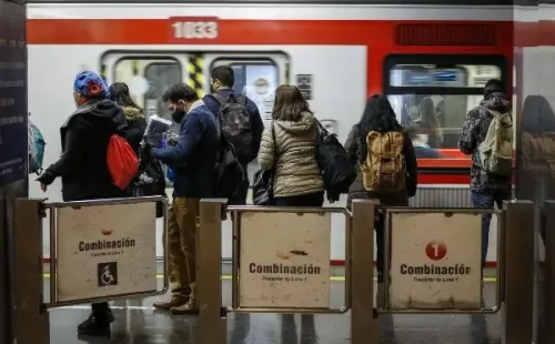 El Metro de Santiago es otro de los puntos con más personas en las primeras horas del desconfinamiento de Providencia.Foto: Agencia Uno