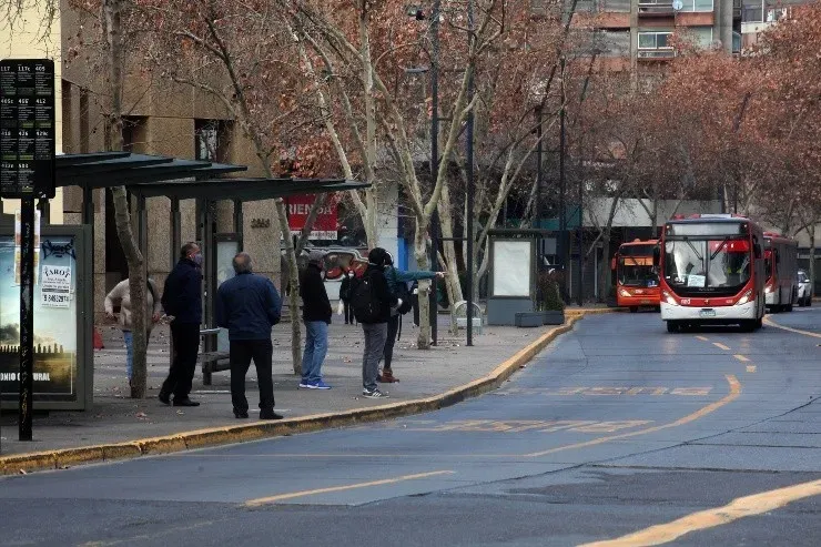 Los paraderos de buses se comienzan a llenar de personas en Providencia.Foto: Agencia Uno