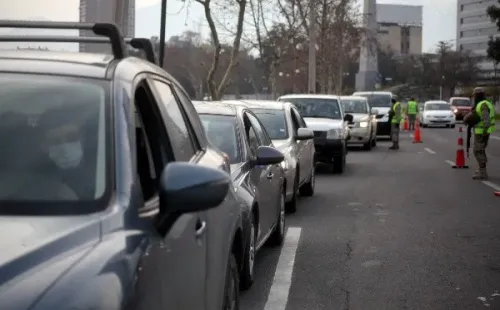 Las fiscalizaciones a automóviles han sido una constante en las primeras horas del desconfinamiento en Providencia. Foto: Agencia Uno