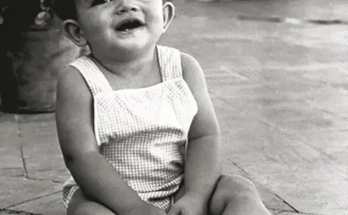 Antonio Banderas compartió una imagen de su infancia junto con el anuncio de su contagio con la Covid-19.