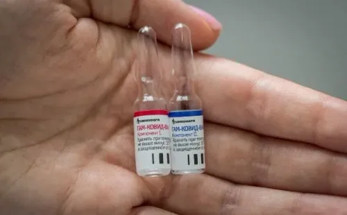 Estos son los dos componente que contiene la vacuna contra el coronavirus desarrollada por el Instituto Gamelaya, en Rusia. Foto: Getty Images