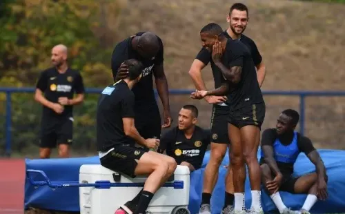 Alexis y el Inter mirando las semifinales de Europa League.