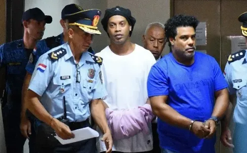 Ronaldinho es encarcelado en Paraguay junto a su hermano (Hoy)