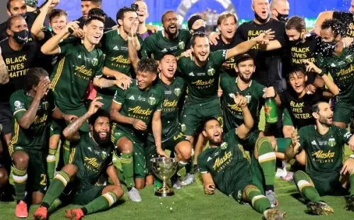 Felipe Mora celebra el título de la MLS is Back con Portland Timbers.