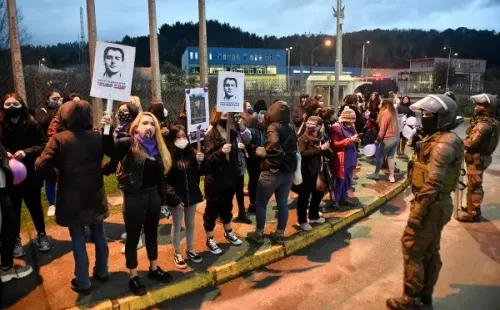 Miles de mujeres han mostrado su apoyo a la familia de Antonia Barra en su lucha por dejar tras las rejas a su violador, Martín Pradenas. Foto: Agencia Uno
