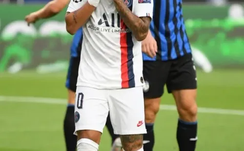 Neymar no podía creer el gol que se perdió ante el Atalanta. Foto: Getty Images