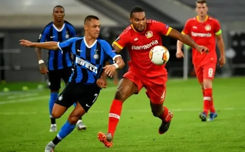 Alexis deja atrás a Tah del Leverkusen (Getty Images)