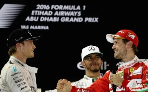 El retirado piloto y ahora comentarista salió en defensa de su compatriota Sebastian Vettel, asegurando que algo anda mal con su monoplaza.