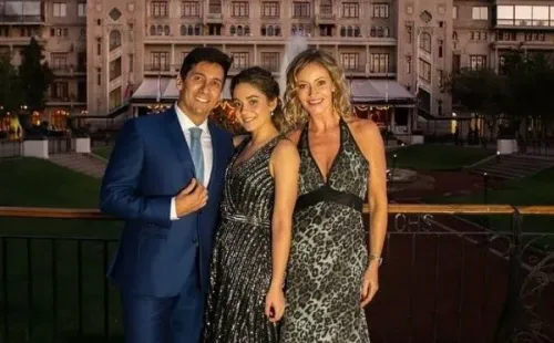 Martina Araneda junto a sus padres, Rafael Araneda y Marcela Vacarezza.