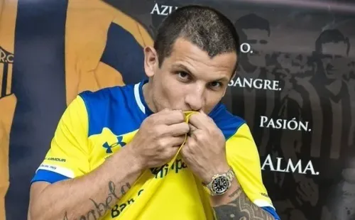 Emiliano Vecchio asegura que hace dos meses y medio entrena en Rosario para su llegada a Central (Rosario Central)