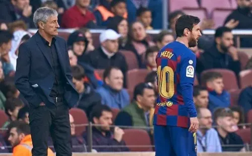 Setién observa a Lionel Messi, con el que se dice, no tiene una gran relación (Getty Images)
