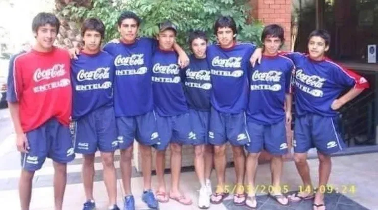 Alexis Sánchez, quien posa a la derecha de la imagen, hacía sus primeras armas en la selección chilena en 2005