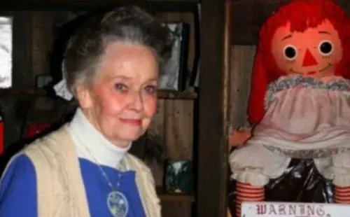 Lorraine Warren junto a Annabelle.