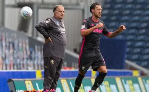 Marcelo Bielsa ilusionó a los hinchas con su rneovación al dejarse ver con la nueva indumentaria oficial del equipo.