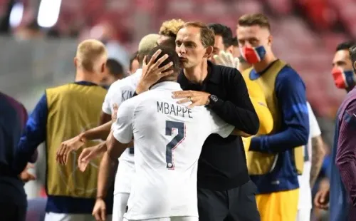 Tuchel abraza a Mbappé, uno de los responsables de la clasificación del PSG (Getty Images)