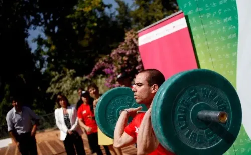 La halterofilia es un deporte donde el riesgo a sufrir lesiones en las rodillas está presente siempre. Foto: Agencia Uno