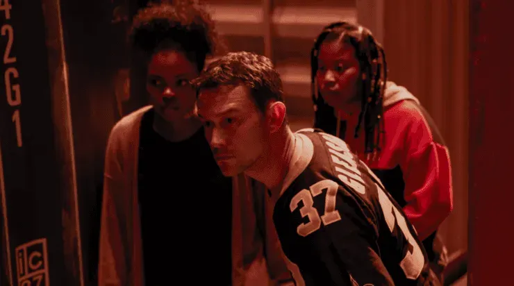 Joseph Gordon-Levitt junto aKyanna Simpsony Dominique Fishback.