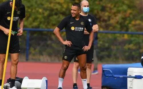 Se temió un desgarro, pero Alexis Sánchez posterior a la lesión que sufrió se ha visto con esperanzas en las prácticas del Inter. El chileno tiene posibilidades de llegar a una hipotética final. (Foto: Getty)