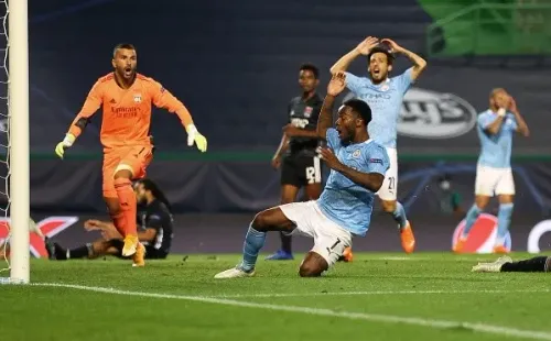 La suerte estuvo del lado del Lyon en su clasificación. En la imagen, Sterling se perdía el que era el 2-2 a pocos minutos de terminar el partido. (Foto: Getty)