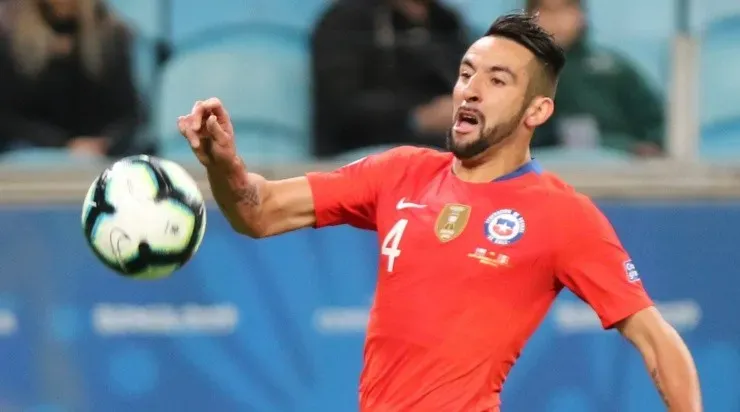 Mauricio Isla ha jugado profesionalmente siempre en el fútbol europeo (Agencia Uno)