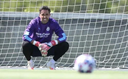El portero chileno tiene el pase en su poder y puede negociar con cualquier equipo. (FOTO: Getty)