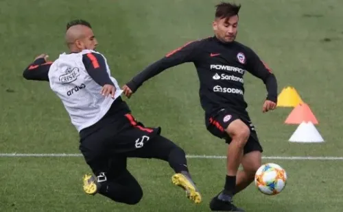 Jean Meneses ha jugado dos partidos por la selección chilena. En la imagen, Arturo Vidal lo aprieta en un entrenamiento de la Roja (Agencia Uno)