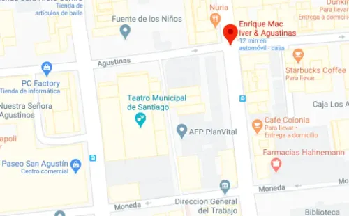 La esquina de Agustinas con Mac Iver presentó una tremenda aglomeración de personas que esperaba atención de una AFP.